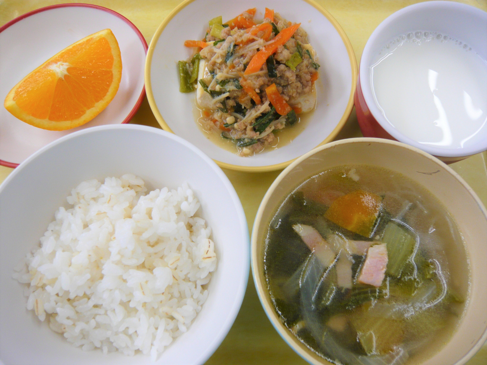 麦ごはん

ごまの肉味噌のせ豆腐

チンゲン菜のスープ

オレンジ

牛乳