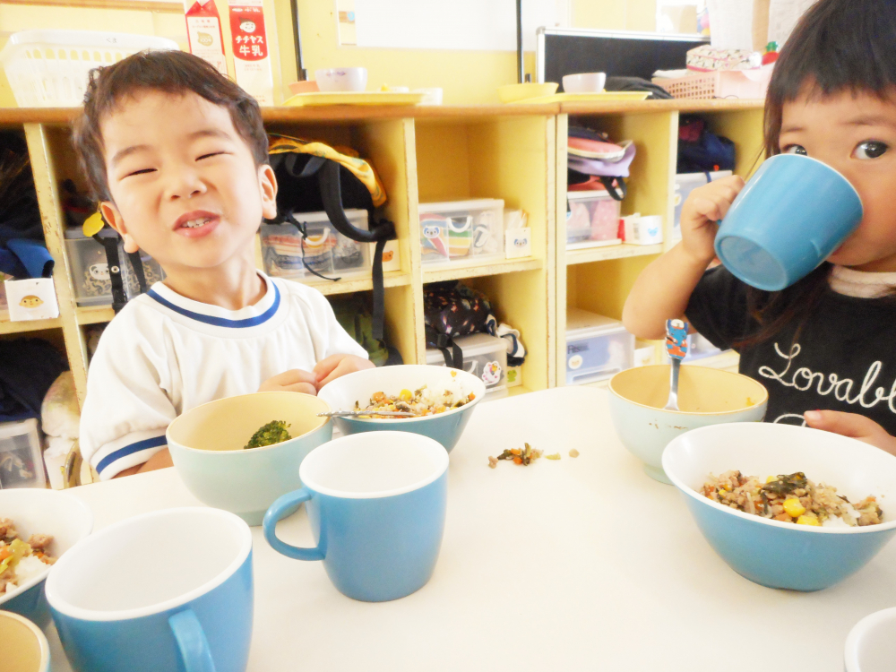 今日は【ひろしま給食100万食プロジェクト】の献立でした。
レモンや広島菜を使用した地産地消の広島ならではの給食で子ども達ももりもり美味しく食べました。


*以上児分量