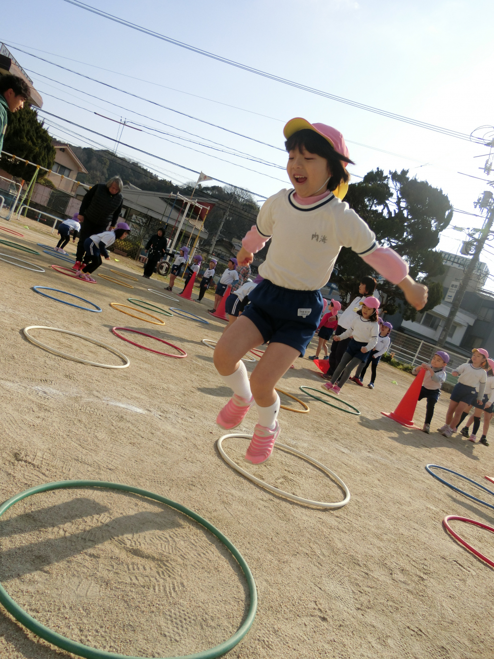 1月18日　
栗原幼稚園のお友だちと3回目のサッカー教室。
はりきってジャンプ
両足そろえて、フープにジャンプ。
ちょっと遠いと足がはなれちゃうなあ。　

