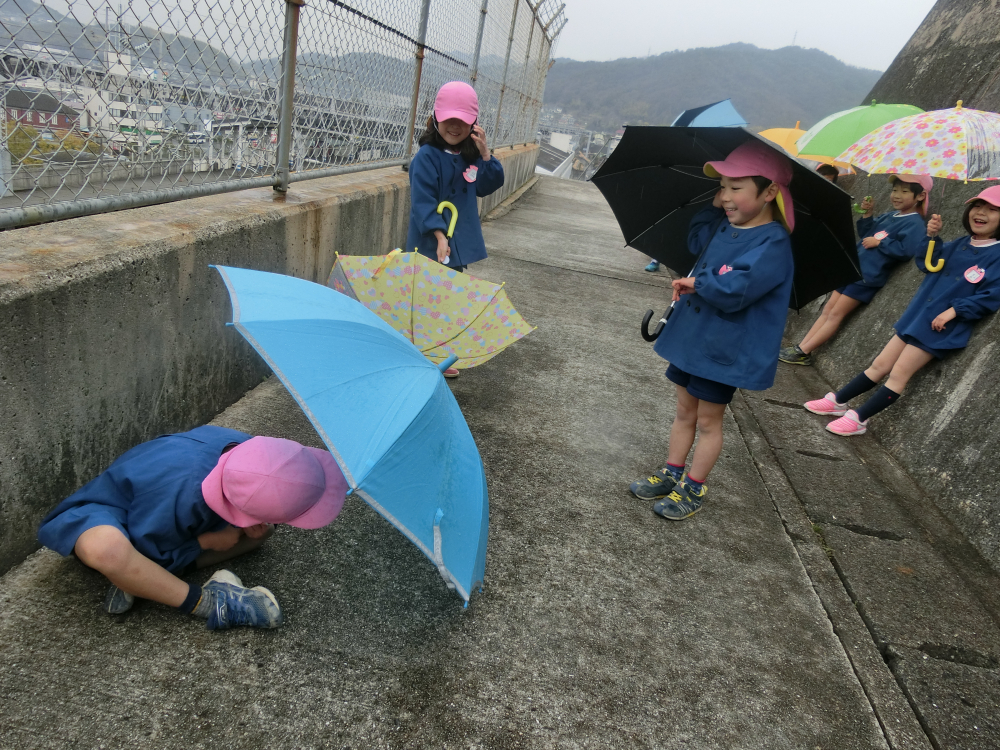 雨が降り出し、次に始まったのは、『傘かくれんぼ』

新幹線を待つ間も、子ども達の遊びは広がります。
