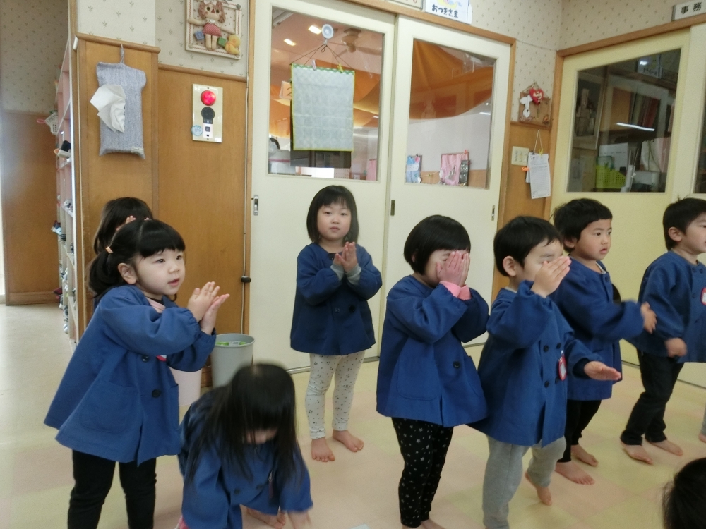 くまぐみさん（2歳児さん）が踊りを披露してくれました(^_^)/~♬
『♪パプリカ♬』