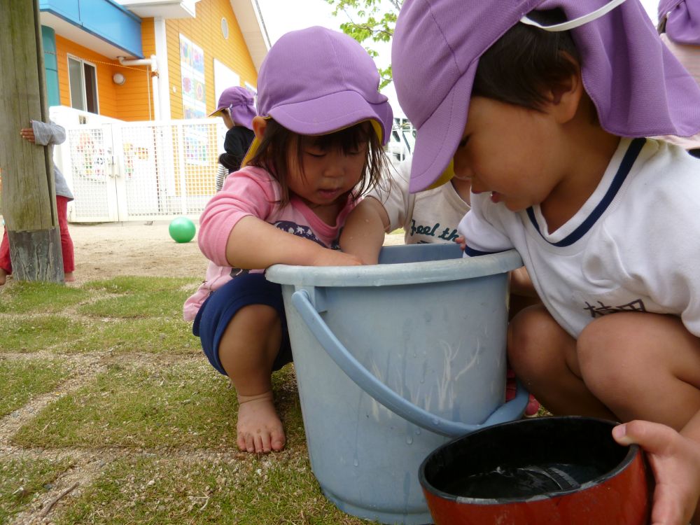 日中は、暑く‥
水が気持ちいい季節に近づいているように感じます
子どもたちも、水に自らかかわる姿が‥


バケツに水を入れておくと‥

じょうろやカップ、スコップ・・・
それぞれ水をくめる道具を探し
バケツを囲んで