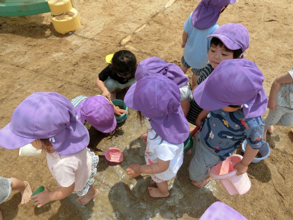 足や手に伝わる泥の感覚。
しっかり感じて遊んでいる子どもたち。

夏ならではの遊び、めいっぱい楽しみます。
