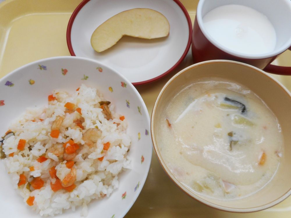 ガーリックピラフ

チンゲン菜の豆乳スープ

りんご

牛乳