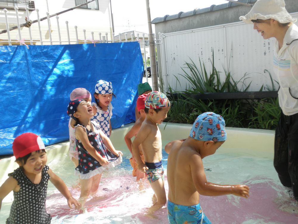 夏ややっぱり水遊び
楽しみにしていたプールです♡

体操をして、さぁプールへ！！！

「つめたーい！」「きもちいい～！」
子ども達はとっても楽しそう・・・
