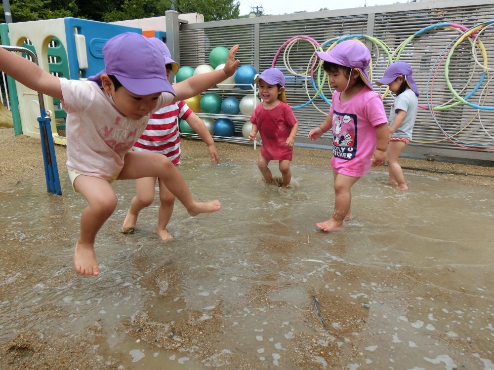 子ども達のうれしそうな声、
跳んだり跳ねたり、体中で思いがけない雨の贈り物を楽しみます。




