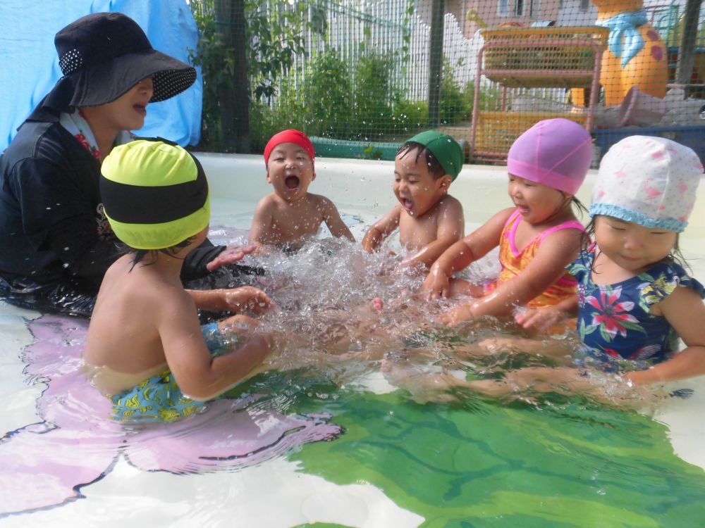 8月も子ども達は、水を使った遊びを思う存分に楽しんでいます。

大きいプールも登場！
大きいプールでは、みんなでわにさん歩きにチャレンジしたり、
バタ足で思いっきり水しぶきをあげてみたりして楽しみました。