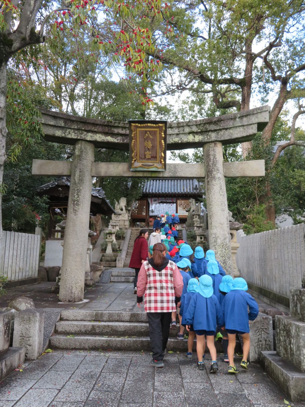明けましておめでとうございます☆

みんなで神社へ
初詣にでかけました。
