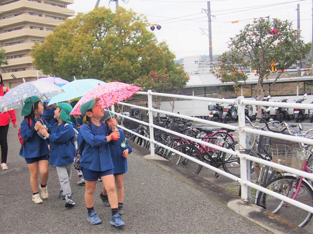 幼稚園からの帰り道・・・　雨がパラパラ

音・・
粒の大きさ・・
冷たさ・・　色々感じていました


