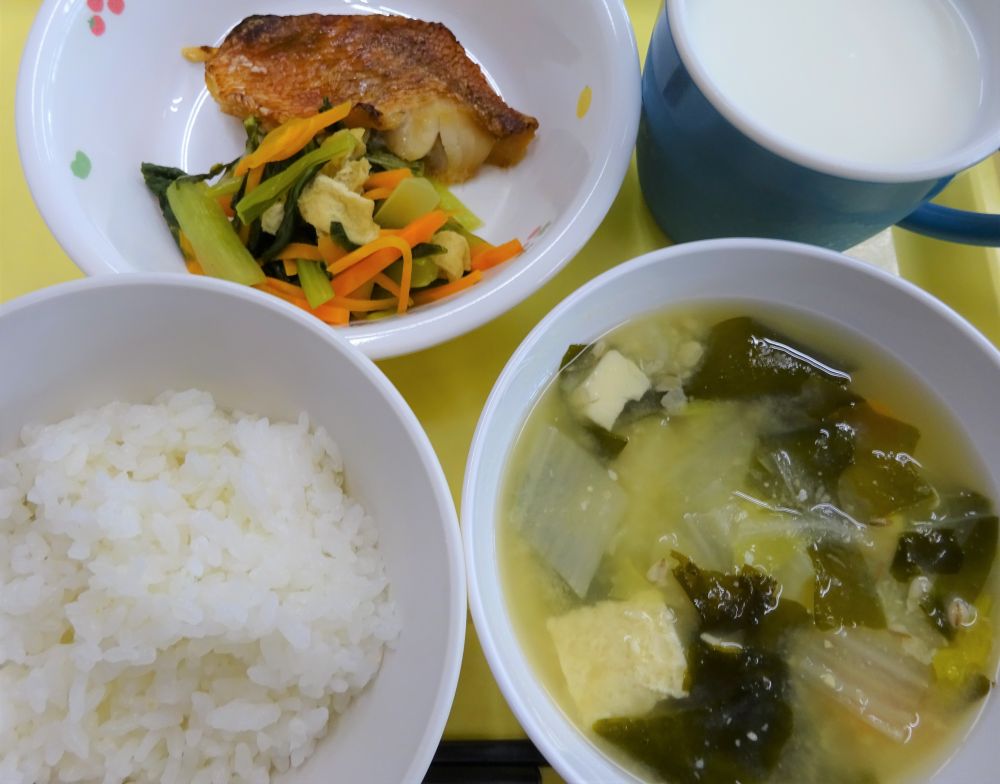 ご飯

赤魚の照り焼き

小松菜のお浸し

豆腐とわかめのみそ汁

牛乳