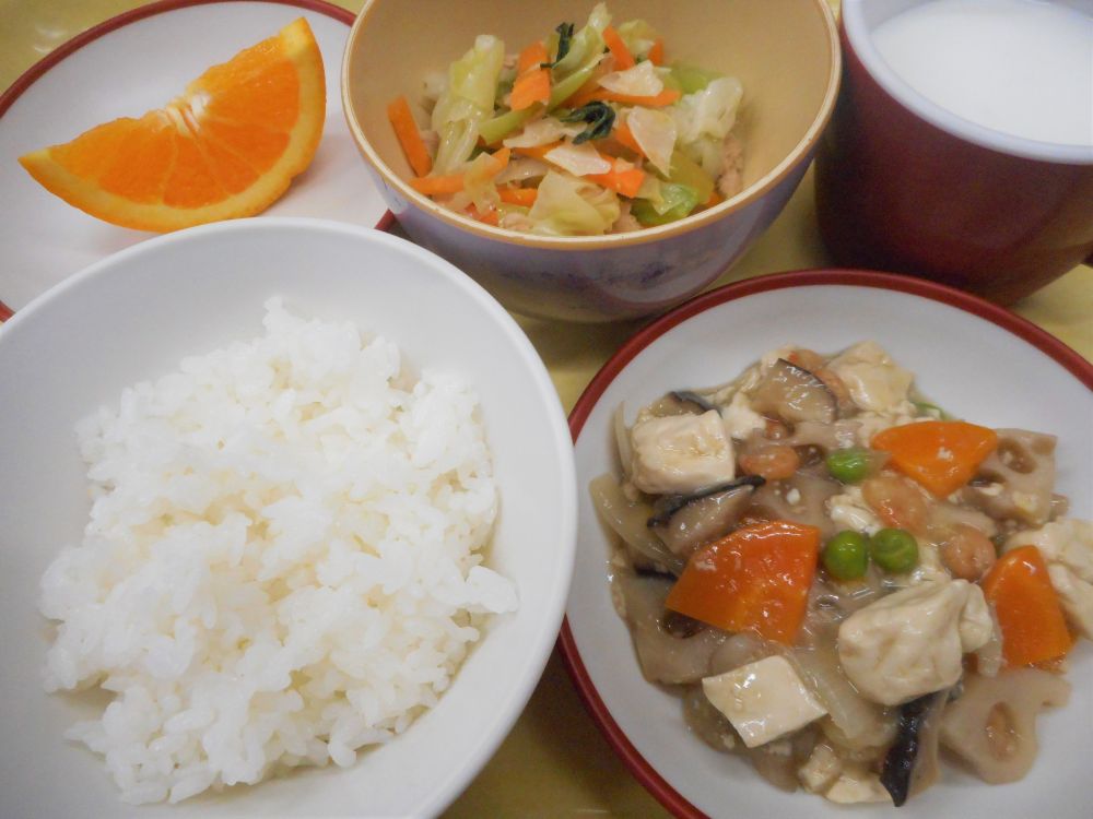 ご飯

豆腐の五目炒め

キャベツとツナのサラダ

オレンジ

牛乳