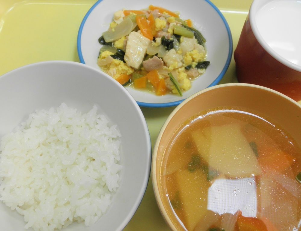 ご飯

豆腐チャンプルー

春雨スープ

牛乳
