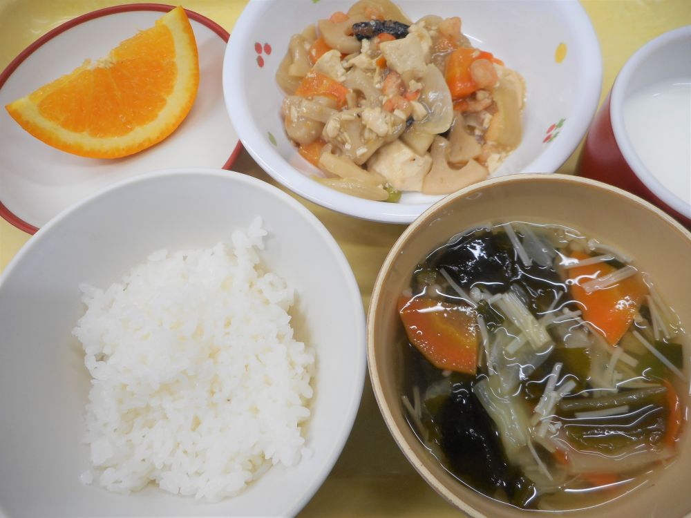 ご飯

豆腐の五目炒め

キャベツとワカメのスープ

オレンジ

牛乳