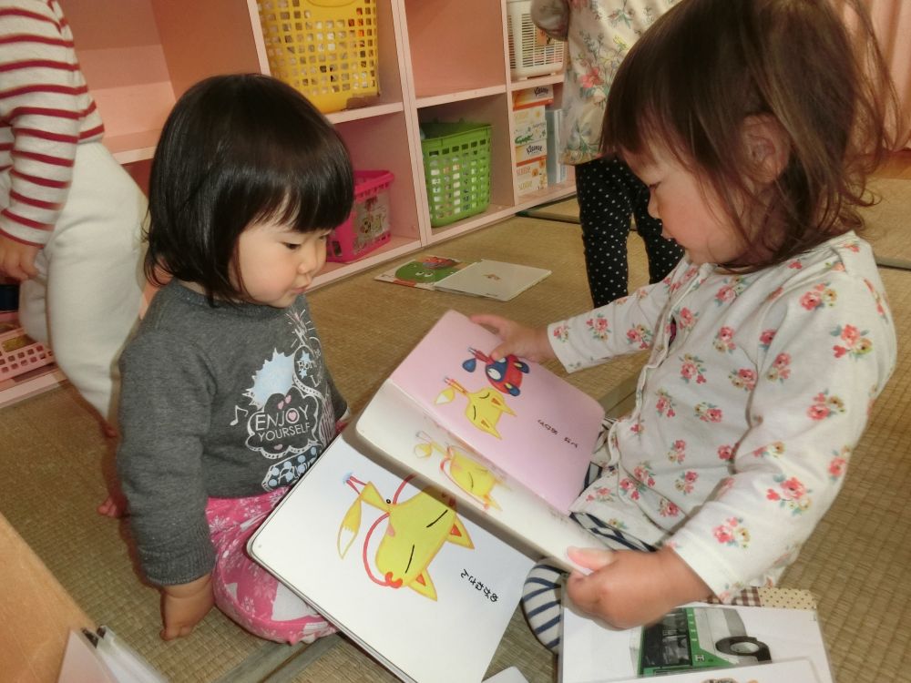 ４月で２歳になったAちゃん。
先生の真似をして、お友だちに絵本を読んであげています。
お姉ちゃん気分でニコニコです♪