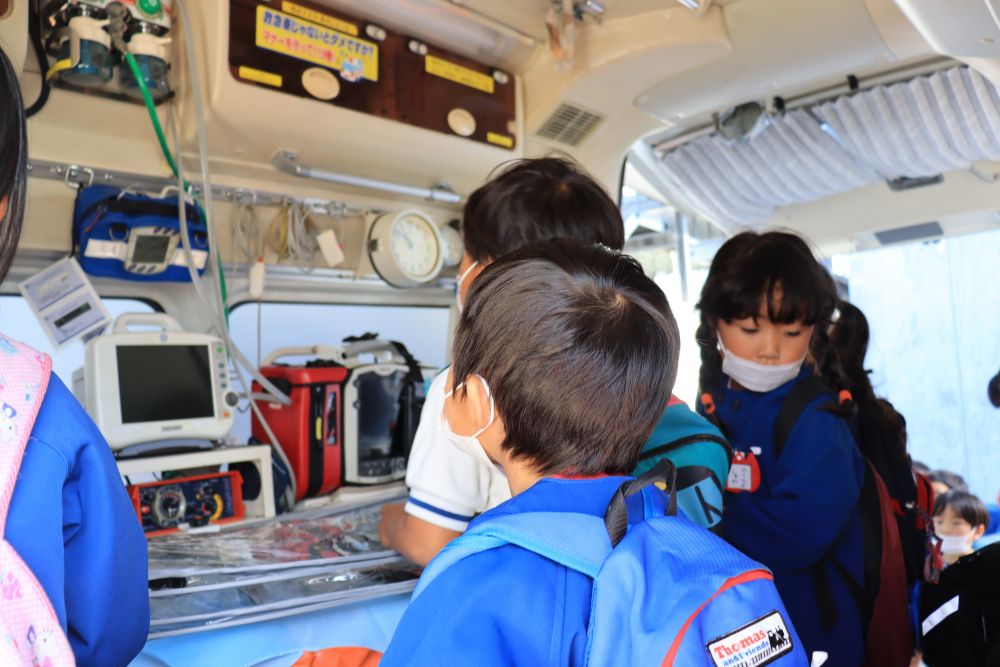 これは救急車の中
色々な機械がたくさん
子ども達の目はキラキラ