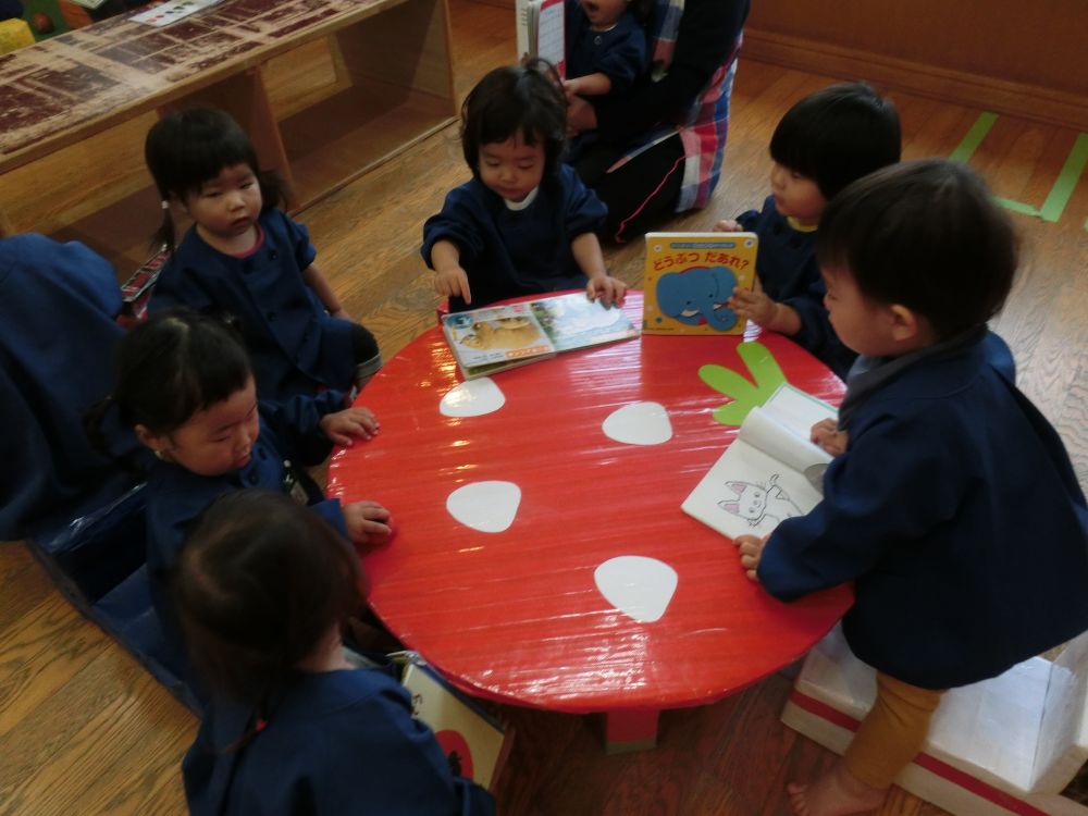 ヒヨコ組さんに新しいテーブルができました！！
（ソファとおなじ、先生の手作りのいちごのテーブルです😀）

大好きな絵本を読んだり・・・♡
お友だちとお話も・・・♡