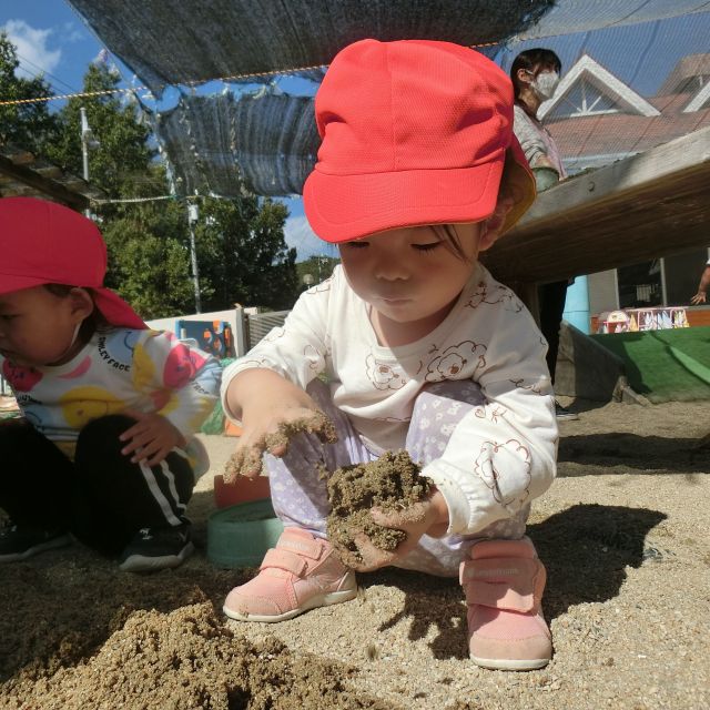 砂遊び　　～1歳児　ヒヨコ組～