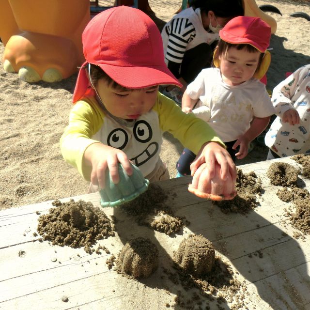 砂遊び②　　～1歳児　ヒヨコ組～