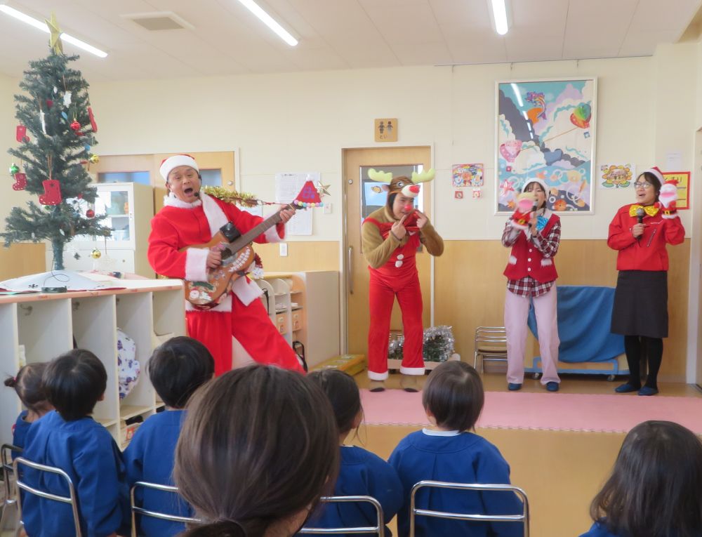 今年も
”サンタさんと仲間たち”が来てくれました♪
サンタさんのギター演奏で
一緒に『赤鼻のトナカイ』を歌いました！！