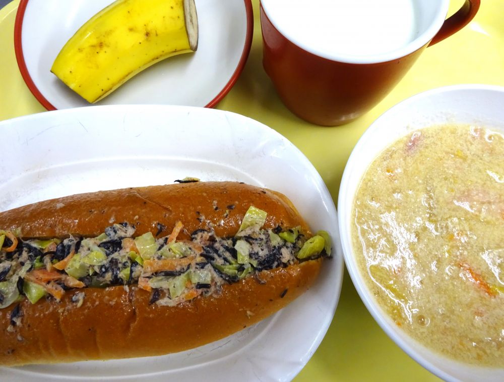 キャベツパン

白菜とベーコンの豆乳スープ

バナナ

牛乳