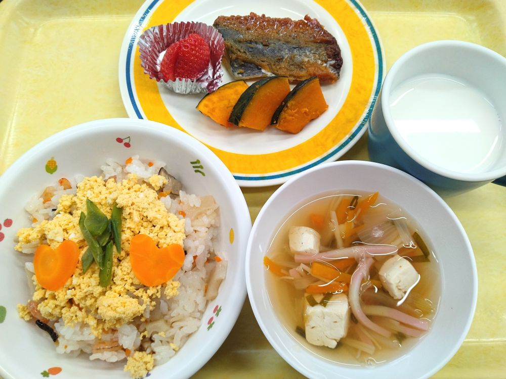 ちらし寿司

さわらの西京焼き

焼きかぼちゃ

えのきと豆腐のすまし汁

いちご

牛乳