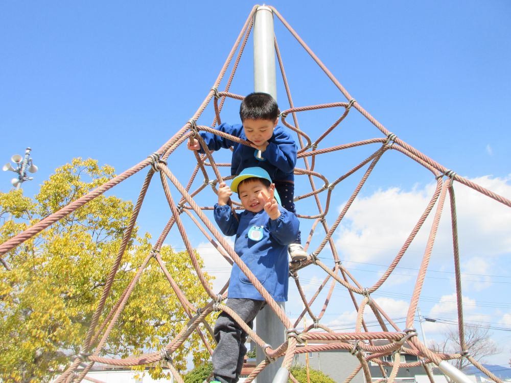 みんなでたくさん行った、クマ組さんお気に入りの高西公園
ロープタワーは子どもたちがいつもチャレンジする遊具です

上まで登れると嬉しくって気持ちがいいな
