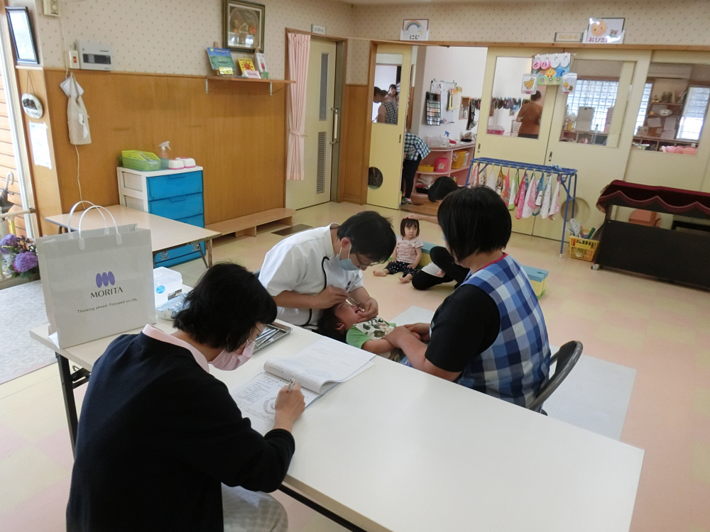 1歳児の歯科検診~ひと泣きしたら終わりでした!!良く見えたよって歯医者さん(≧▽≦)