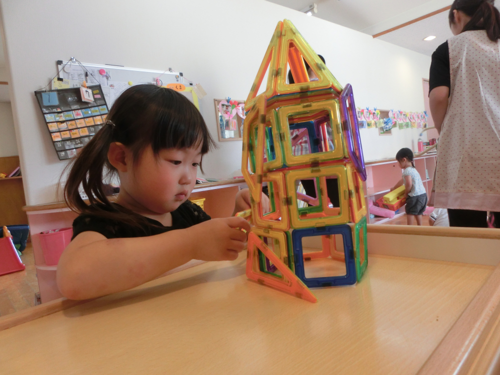 磁石ブロックで何か作ってるよ!!