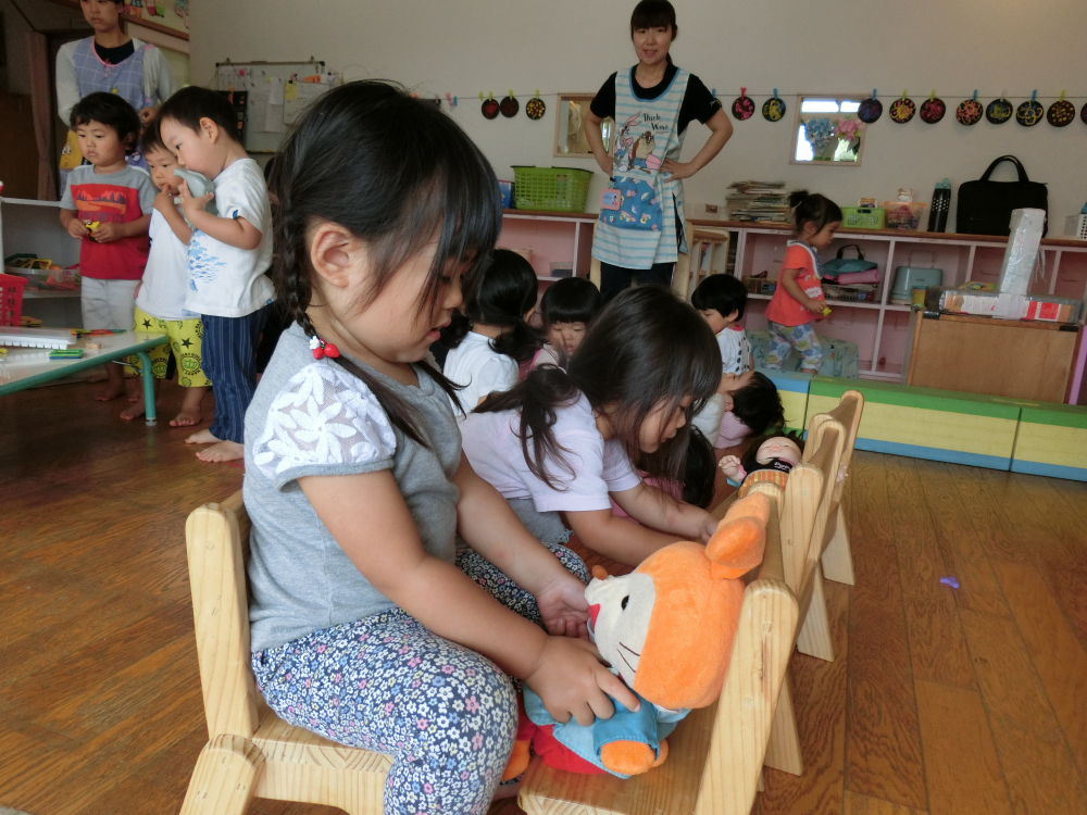 椅子に座って診察