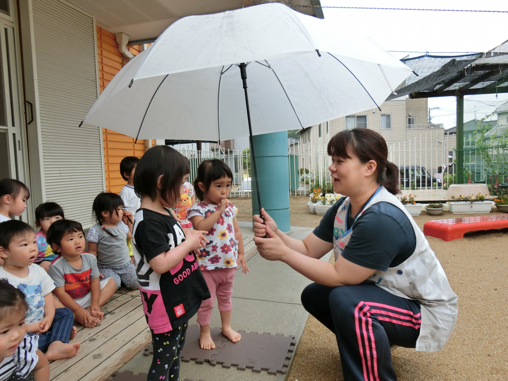大きな傘を二人で・・・☔