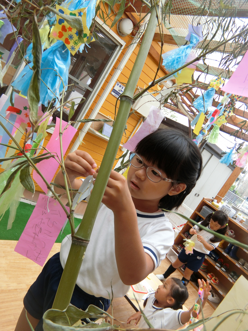 行事によって、毎日が豊かになるように・・・
子どもたちも、主体的に　たなばた　を楽しんでいます



テラスでは、輪つなぎを作ったり短冊にお願いごとを書いたり・・・
ゆっくりと時間をかけて子どもたちの心に　たなばた　が染み込んでいっているようです


