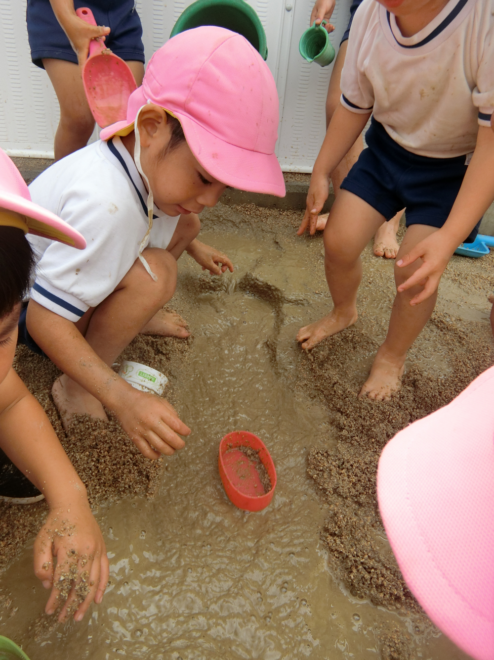 園庭は、子どもの驚きや発見が、いっぱいある場所
ほんのちょっとした自然の中で、遊びを楽しんでいます



水の流れと一緒に・・・
