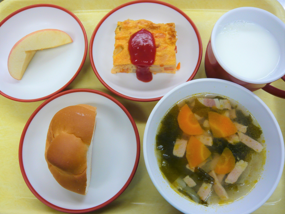 ロールパン

スパニッシュオムレツ

コンソメスープ

りんご

牛乳
