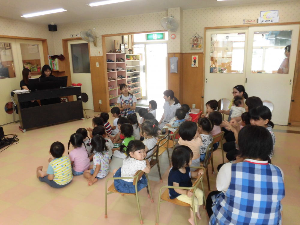 ピアノの連弾もすごかった!!子ども達からも自然に手拍子が・・(*'▽')♬♪