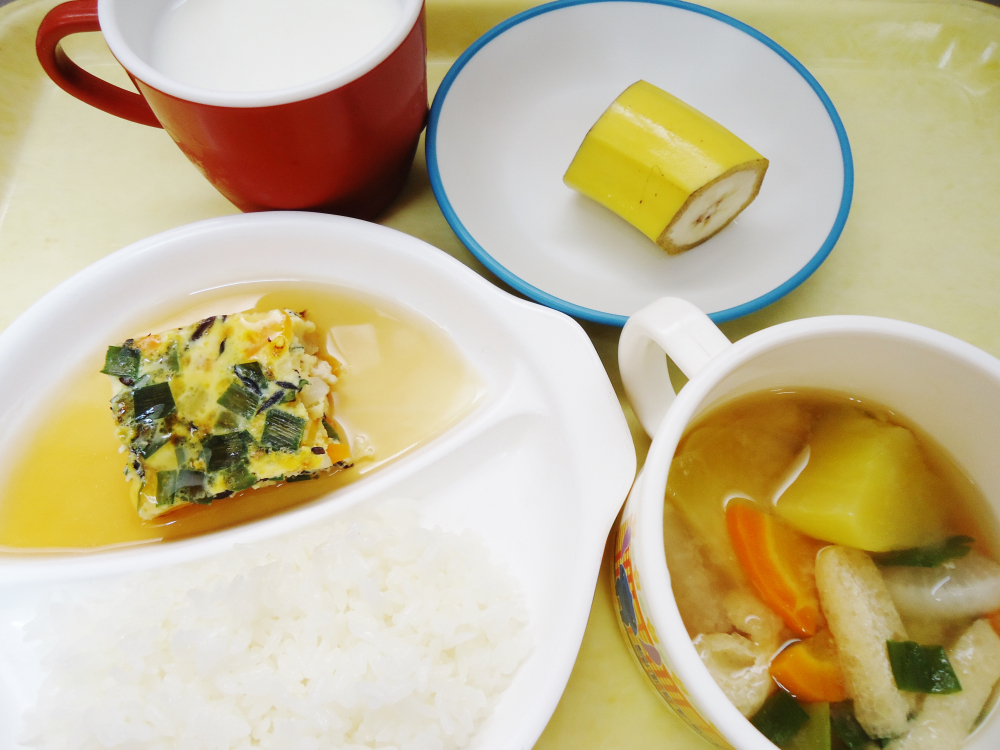 ごはん

あんかけ卵焼き

さつま汁

バナナ

牛乳
