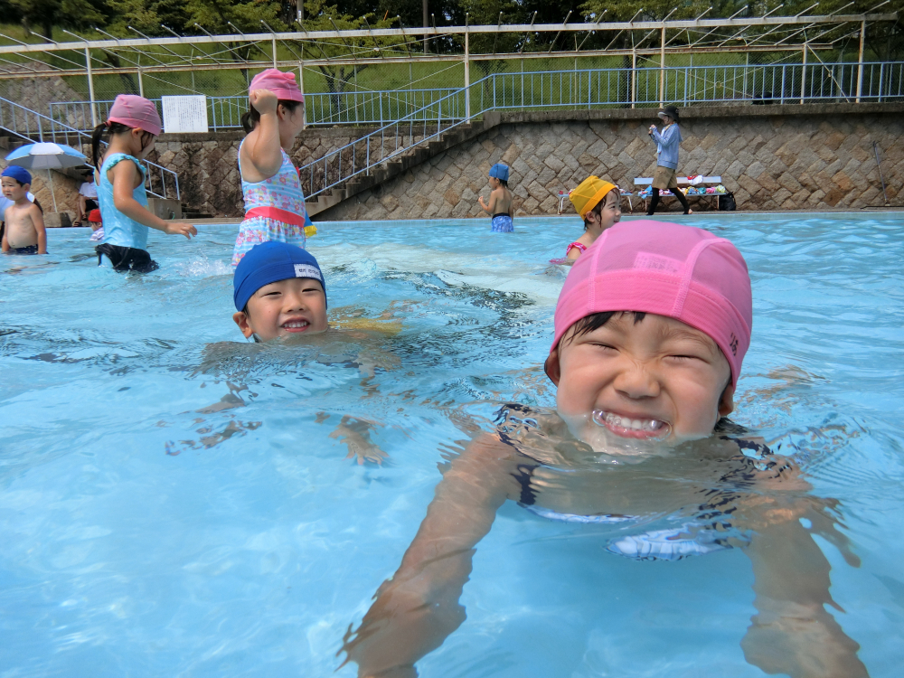 みず・・・
　断水を経験し、水の大切さを感じた時期でもあります。
プール・・・
　子どもも大人も、時が経つことも忘れて無邪気に遊べる場所。

水遊びが出来る事に感謝をしながら千光寺プールを楽しみました。



「みてみてみて、ワニだよ」