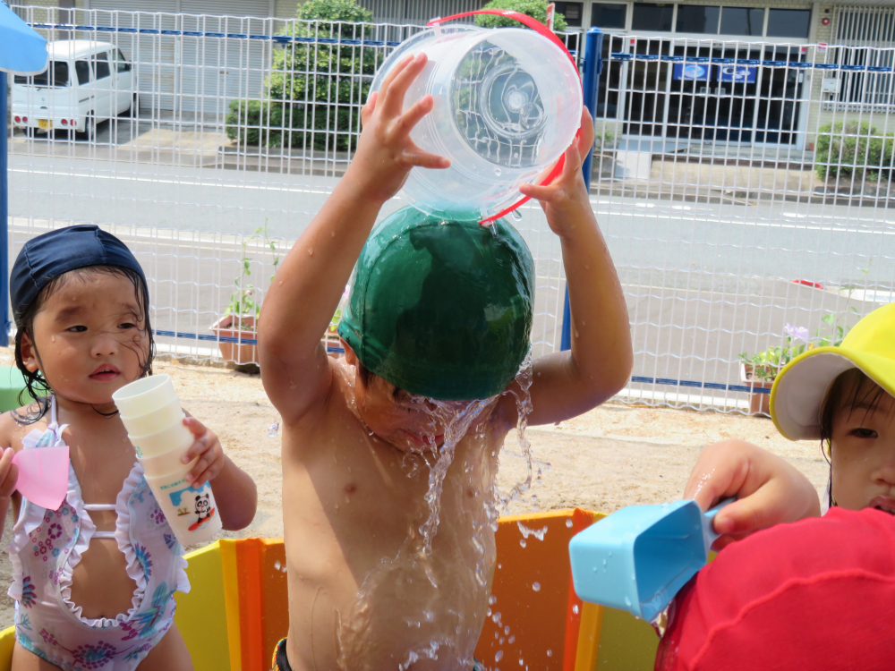 バケツで水かけ・・・