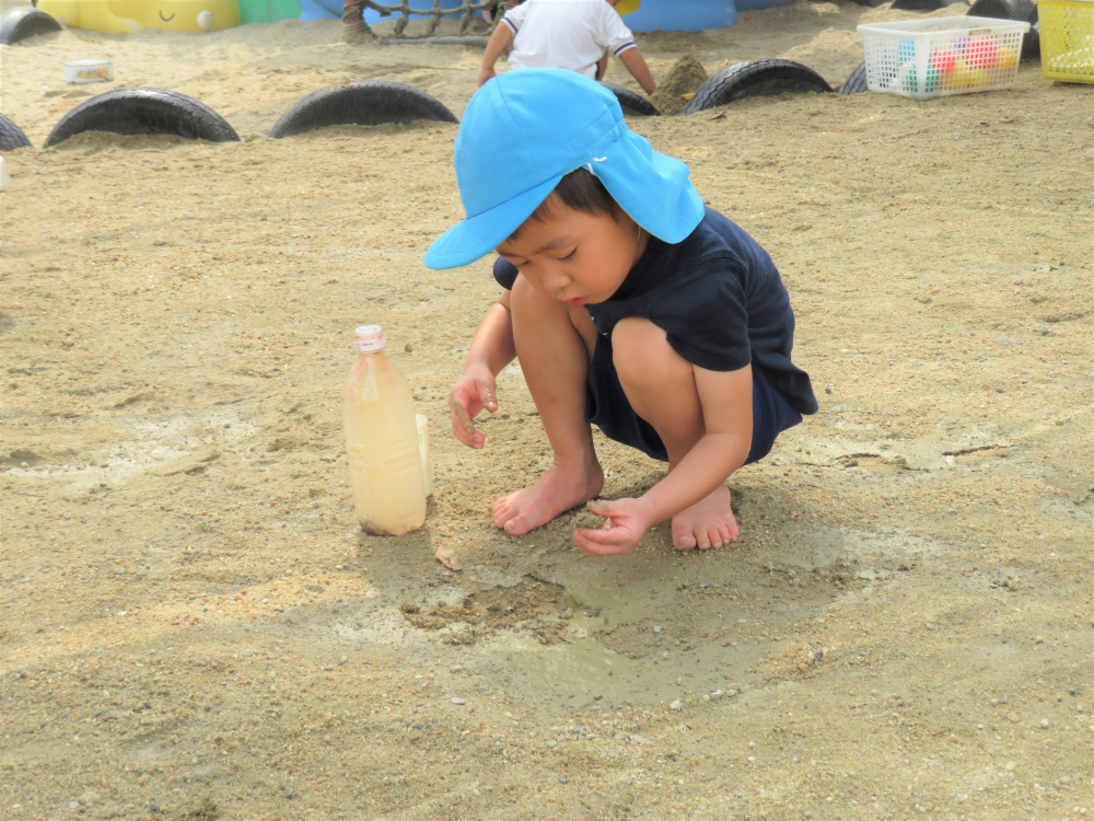 「　・・・。　」
砂のかたまりをジーっと見つめる・・・

そして、「コーヒーみたい！」とリョウちゃん。
“あ～　コーヒーね～”と感心する先生でした。