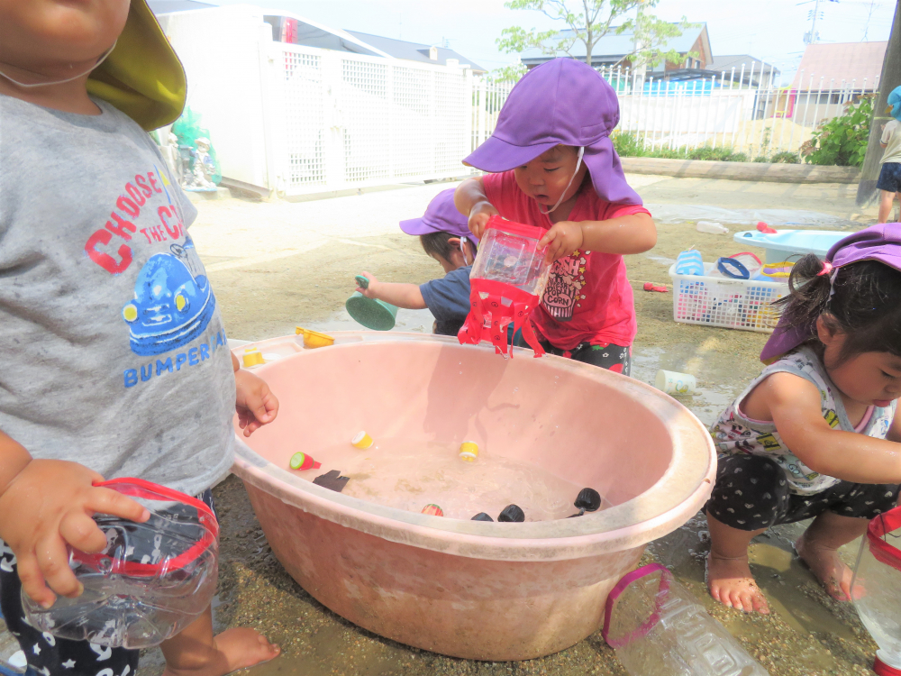 タコさんシャワー！！
すくっては、ジャ～っっ
水は気持ちがいいね。
