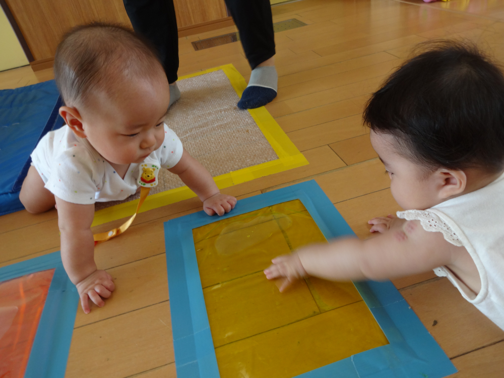 “ペタペタ”と色水の入った袋を押す