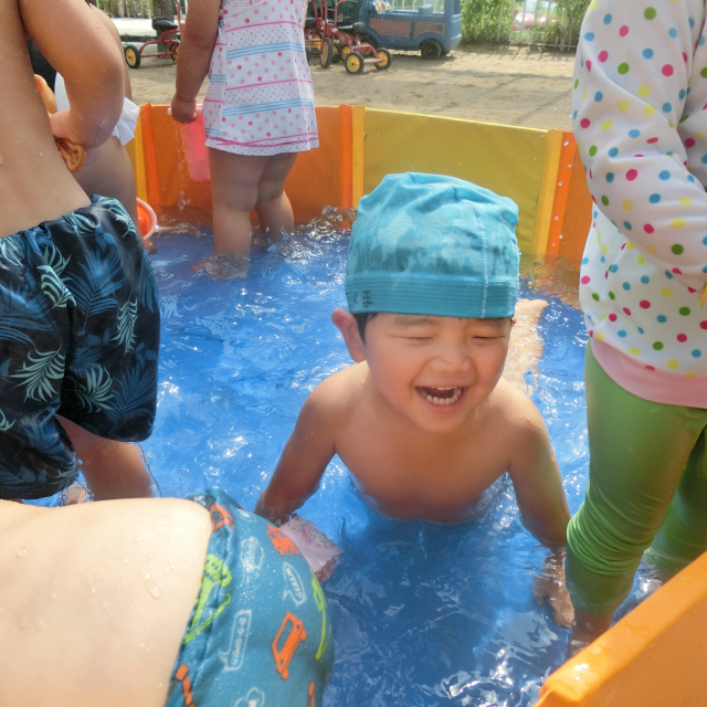 プールは楽しい！！お水・・最高！！