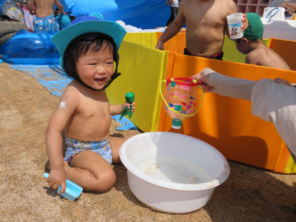 プールから・・・
　　　「ボクが水を入れてあげるね」