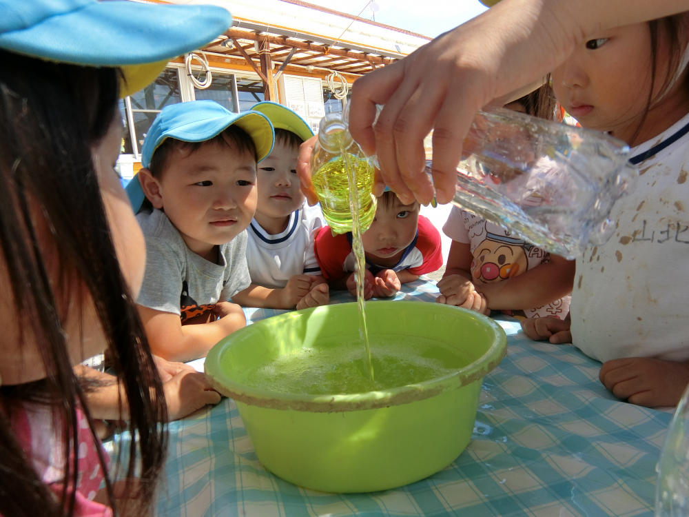 ちょっとでも面白い事があれば、他の事は忘れて遊びに真剣になる子どもたち。
興味の向くところに全てを注ぎます。
その目には、先生の心もググっと惹きつけられるほどです・・



感触遊び　“スライム”