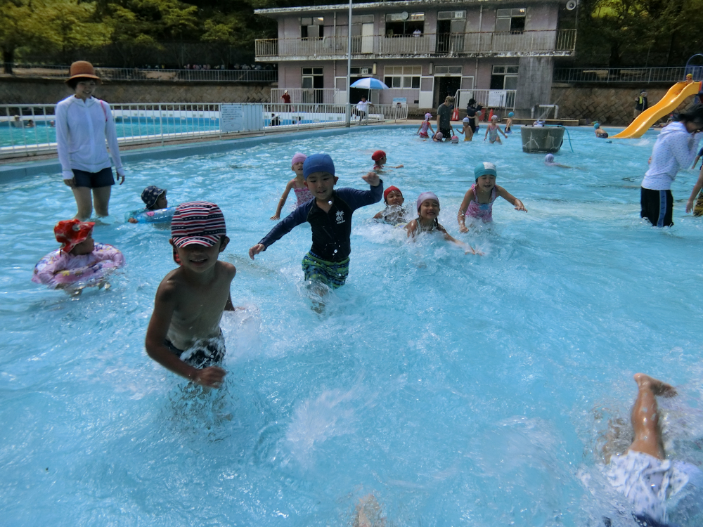 断水を経験した今年の夏。
子どもたちなりに水のありがたみを感じたようです。

　

水の感触を楽しみ、大好きな友だちと触れ合ったり、みんな大はしゃぎ♪