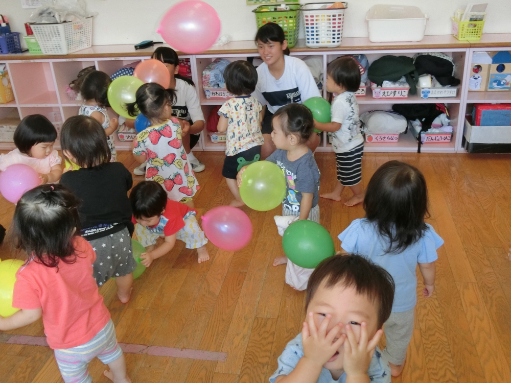 お姉ちゃんと・・風船遊び・・僕・・見えちゃってる???