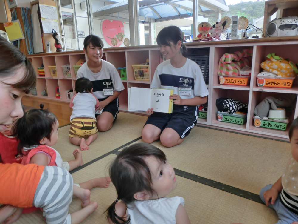 お姉ちゃんが絵本を読んでくれたよ(*'▽')丿