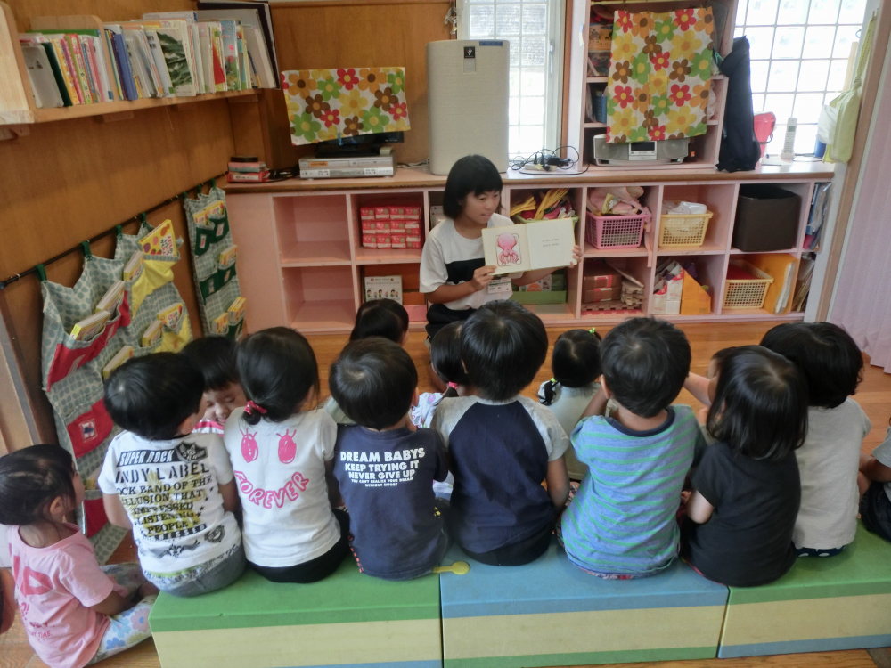 絵本の読み聞かせをしてくれたよ(*^^)v