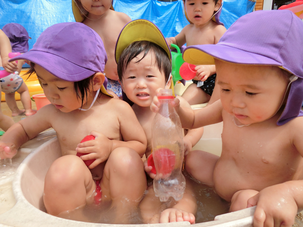 あたしたち・・・狭いけど・・昔っから・・・狭い所が大好きだったんだよね~(≧▽≦)・・広い天井にして・・良かったね???って天井は・・・空だよ(≧▽≦)~~どこかのCM・・・