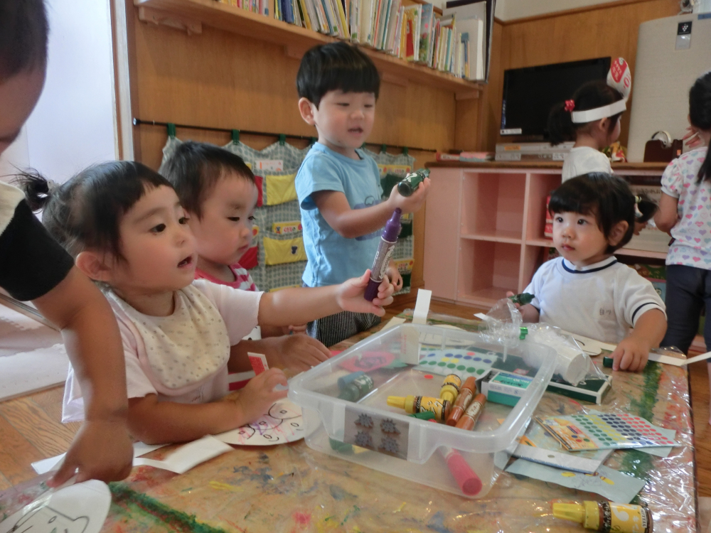 お面やさんで自分が選んだお面( ^)o(^ )・・・何色に塗ろうかな~(^◇^)