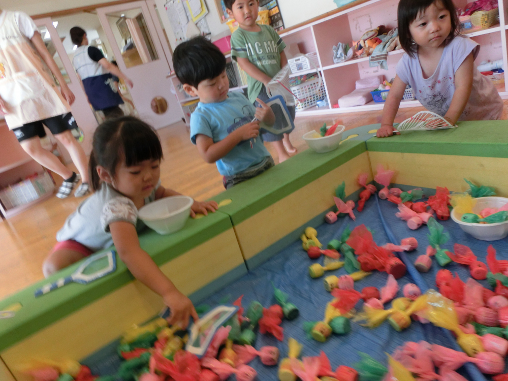 金魚すくい・・・けっこう・・・難しいのね(≧▽≦)